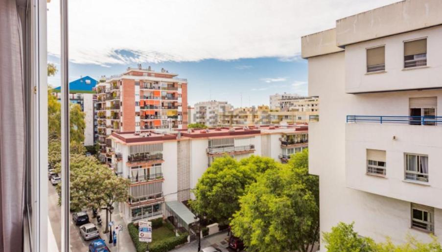 Stylish 3 Bedroom Penthouse In Centre With Large Pool Close To The Apartment